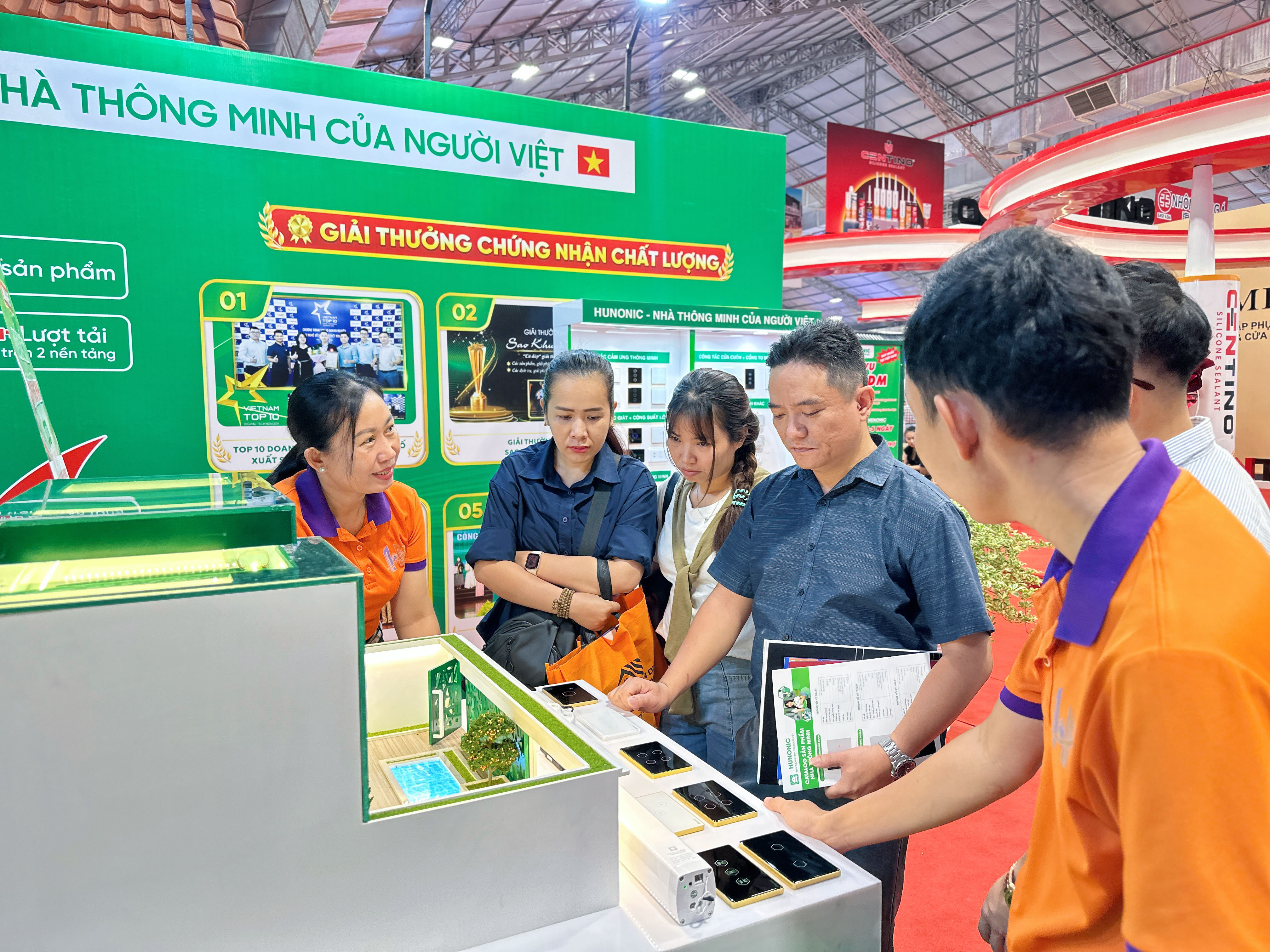 Hoàng Nguyễn đồng hành cùng Hunonic tham gia Vietbuild TP.HCM 2026 thu hút đông đảo khách tham quan